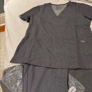 Figs Charcoal Scrub 3 pocket Top & YOLA skinny pants regular set  w/figs mask